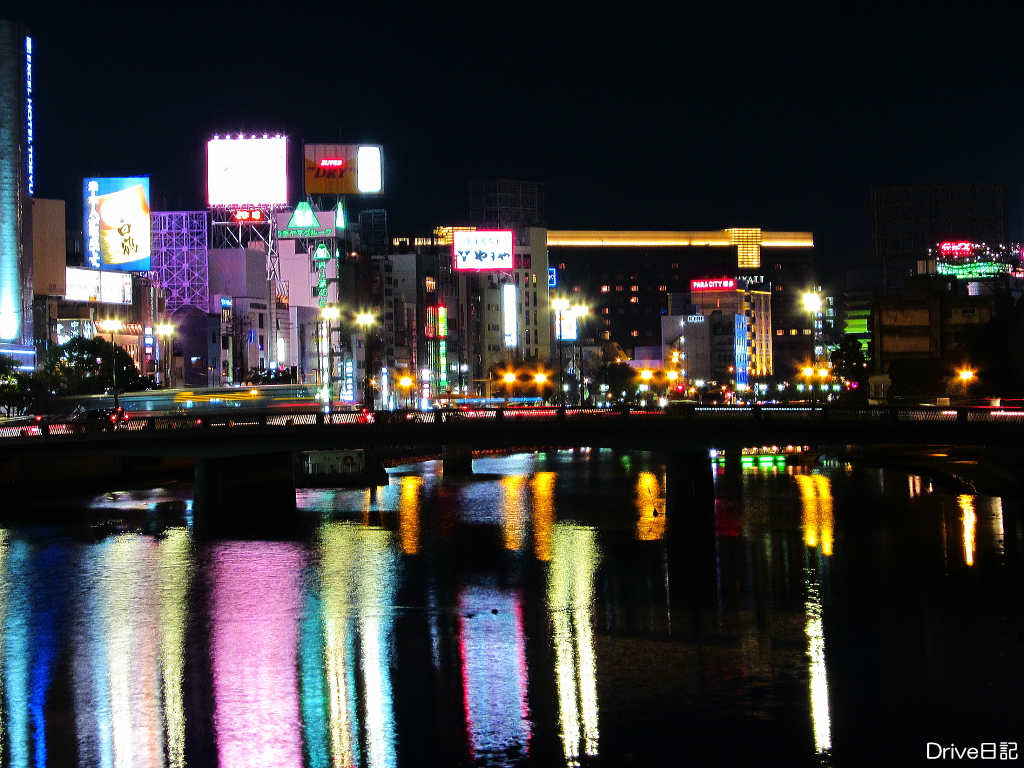 水面に映るネオンの美：夜の中嶌橋