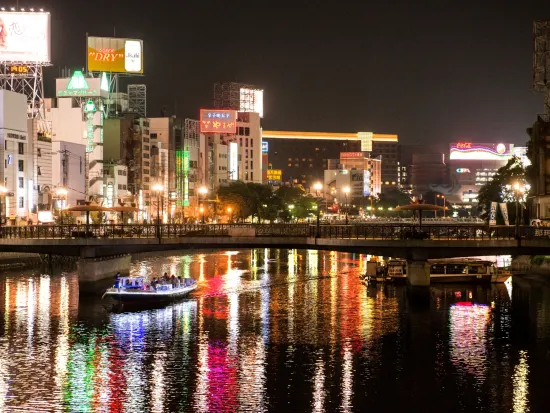 1. 那珂川大橋：川面に映る中洲の夜景を一望