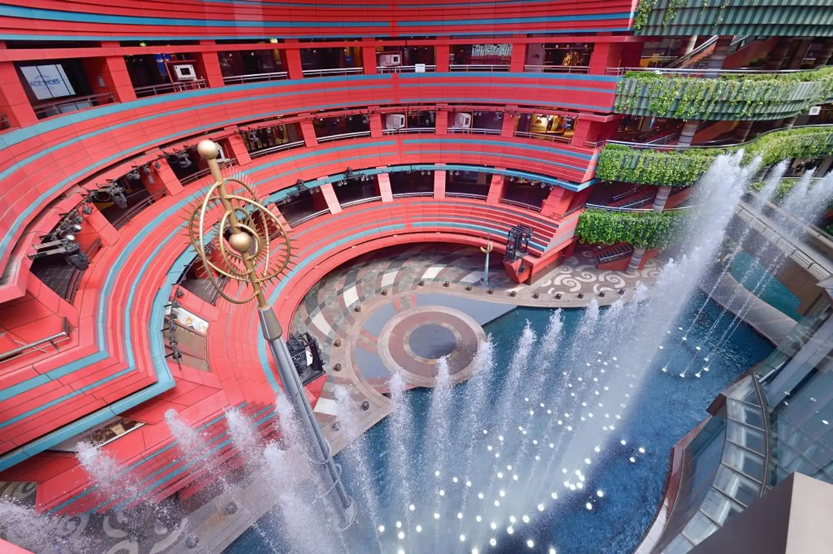 1.博多川沿いで楽しめるスポット:キャナルシティ博多