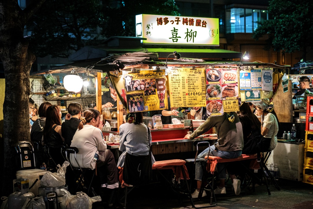 夜の中洲を楽しむ観光スポット　2. 屋台街でローカルフードを堪能