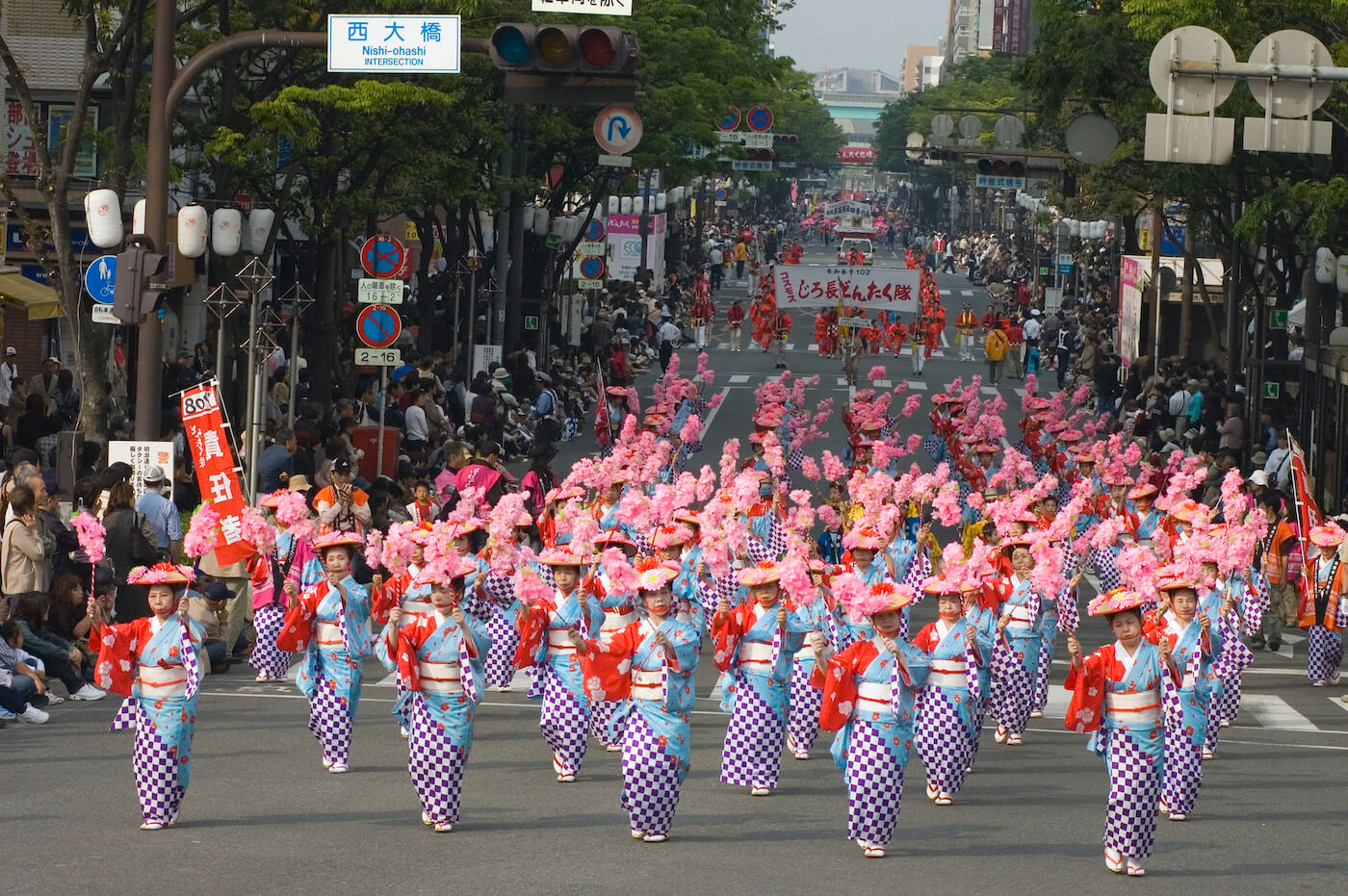 1. 春：桜と祭りが川を彩る「華やかな季節」