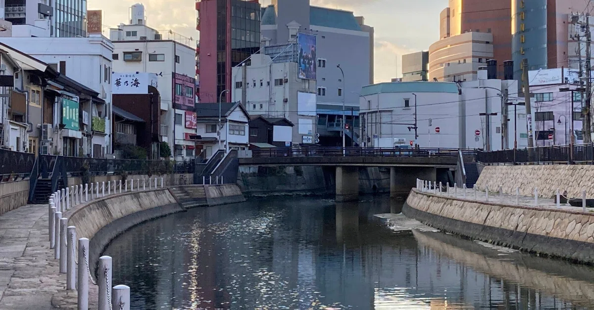 2. 博多川沿いの散策路：静かな美しさが際立つポイント