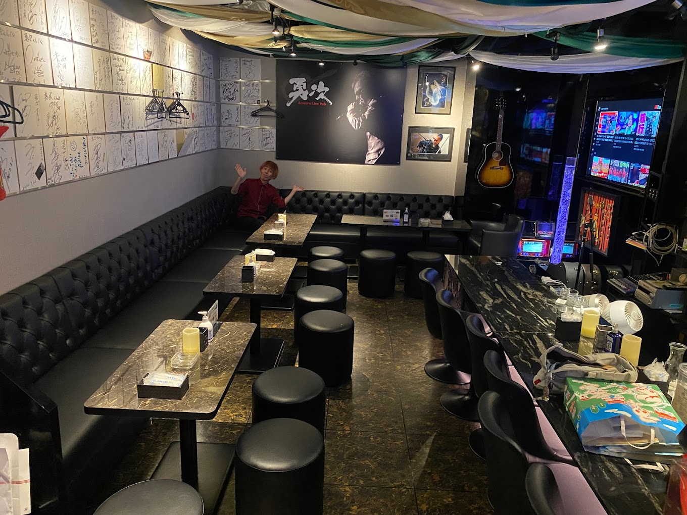アコースティックライブパブ　勇次 店内風景①